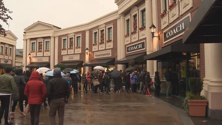 Holiday shoppers at the McArthurGlen designer outlet near YVR. 