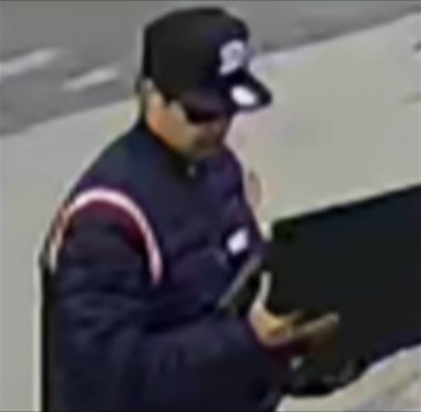 Regina police searching for suspects who allegedly robbed, set fire to family home - image