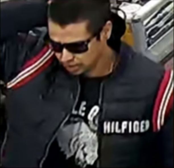 Regina police searching for suspects who allegedly robbed, set fire to family home - image