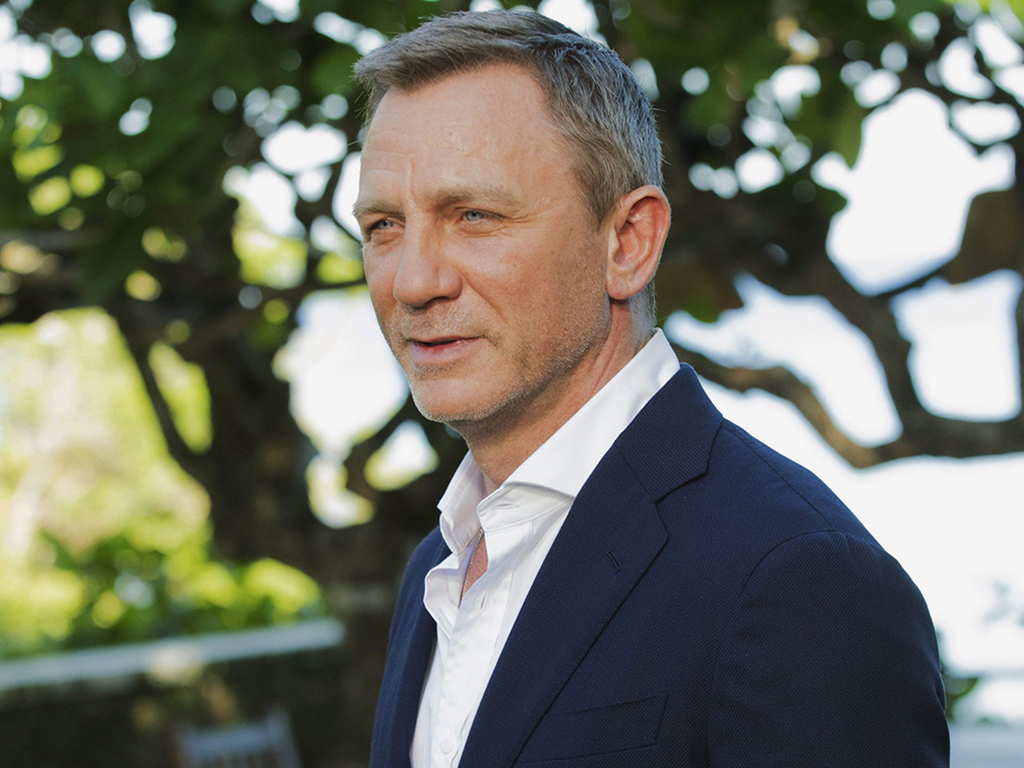 Actorul Daniel Craig pozează pentru fotografi pe 25 aprilie 2019 în timpul apelului foto pentru cel mai recent episod al francizei cinematografice James Bond, 