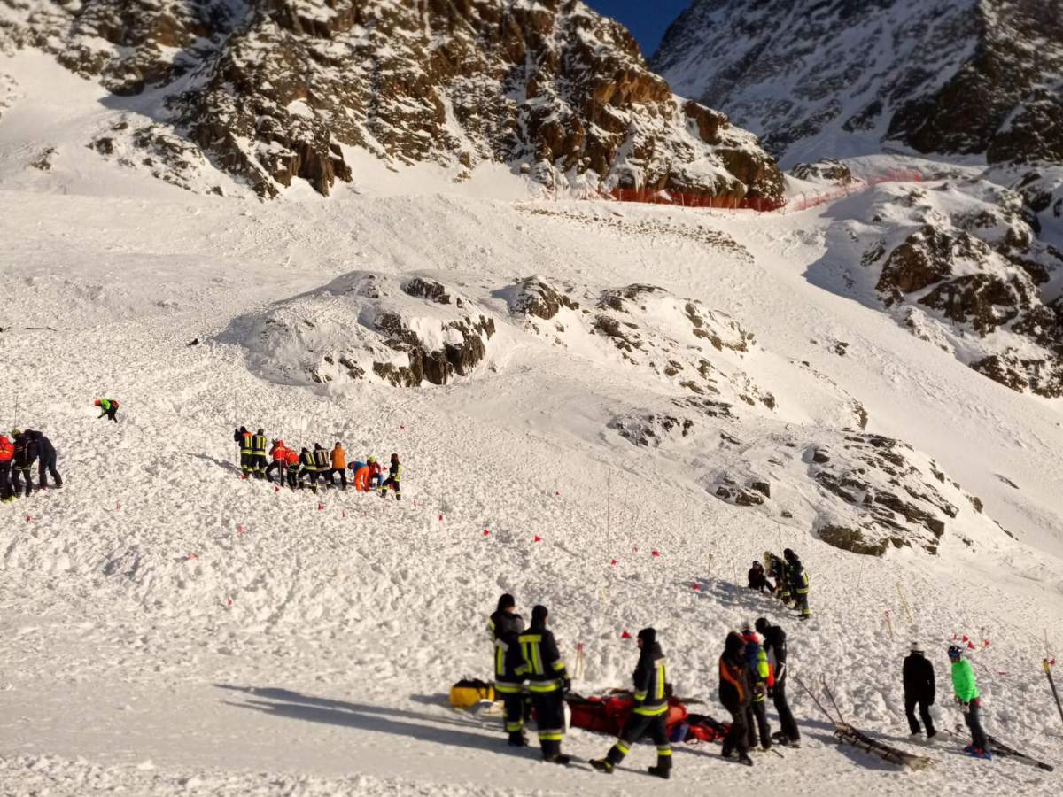Emergency services at the scene after an avalanche in Val Senales, South Tyrol, northeast Italy, 28 December 2019 (issued 29 December 2019). Three people thought to be German, a woman and two seven-year-old girls, have died in an avalanche while skiing in Val Senales on 28 December.