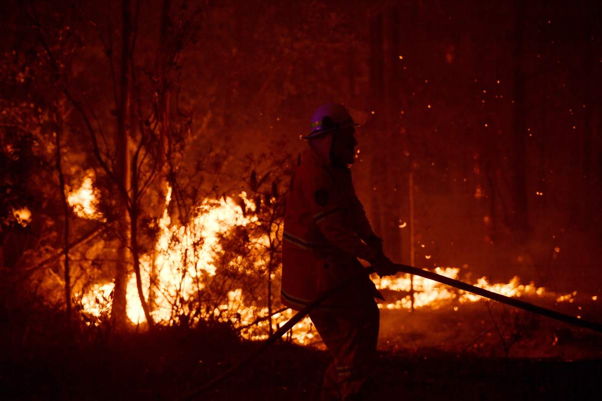 Australia wildfires: Military ships, aircraft deployed as death toll rises to 17 - image