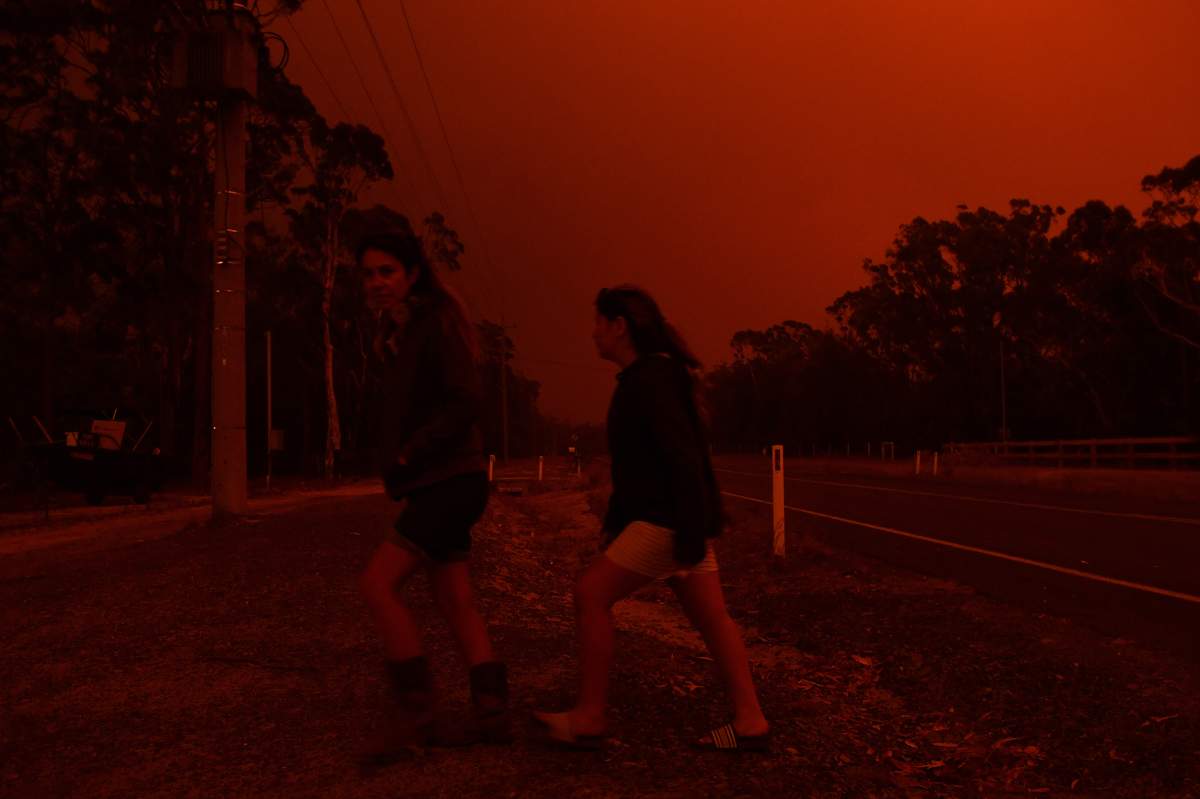 Australia wildfires: Military ships, aircraft deployed as death toll rises to 17 - image