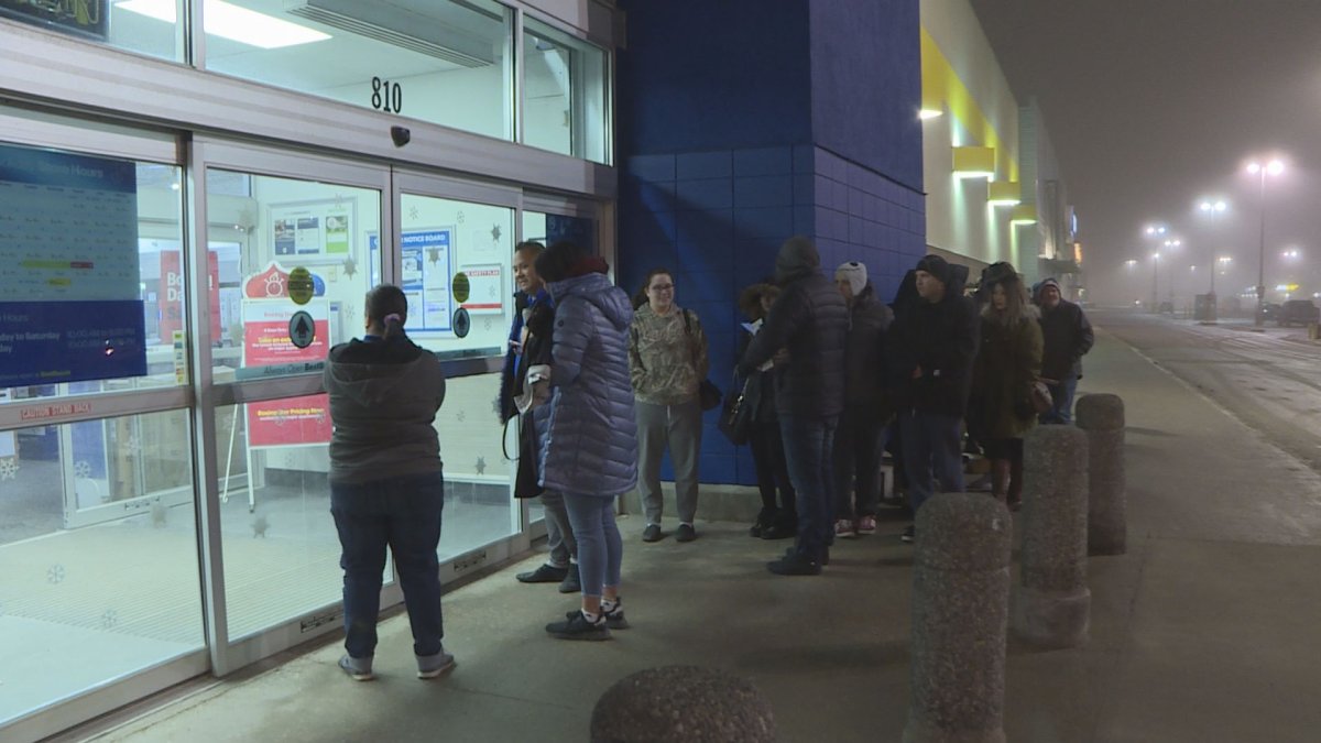People lined up outside Best Buy before it opened at 6 a.m. on Boxing Day. 