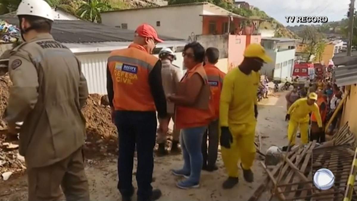 7 dead, including baby and young girl, after landslide crushes homes in Brazil - image