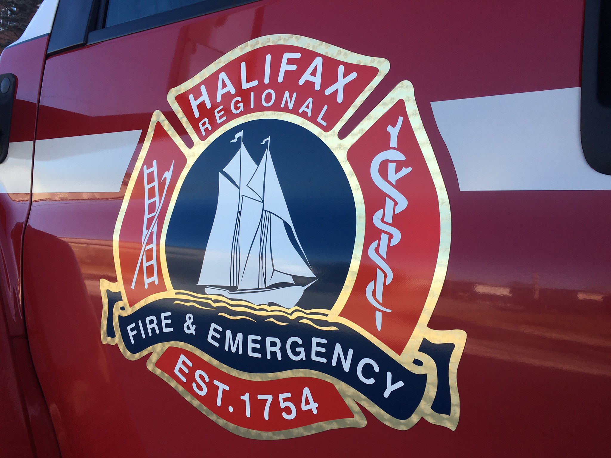 Пожарникарите от Халифакс прекараха вторник сутринта в работа за да