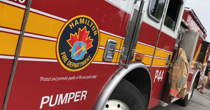 Дете е спасено, откарано по спешност в болница от пожар в градска къща в Хамилтън, Онтарио.