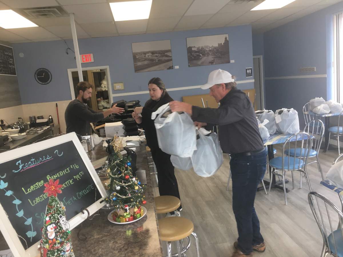 London, Ont., restaurant owner donating beverages, funds to food bank during COVID-19 pandemic - image