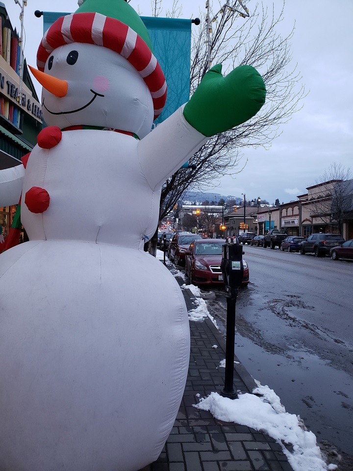 A photo showing the location of the inflatable Frosty the Snowman and its distance from a nearby parking meter.