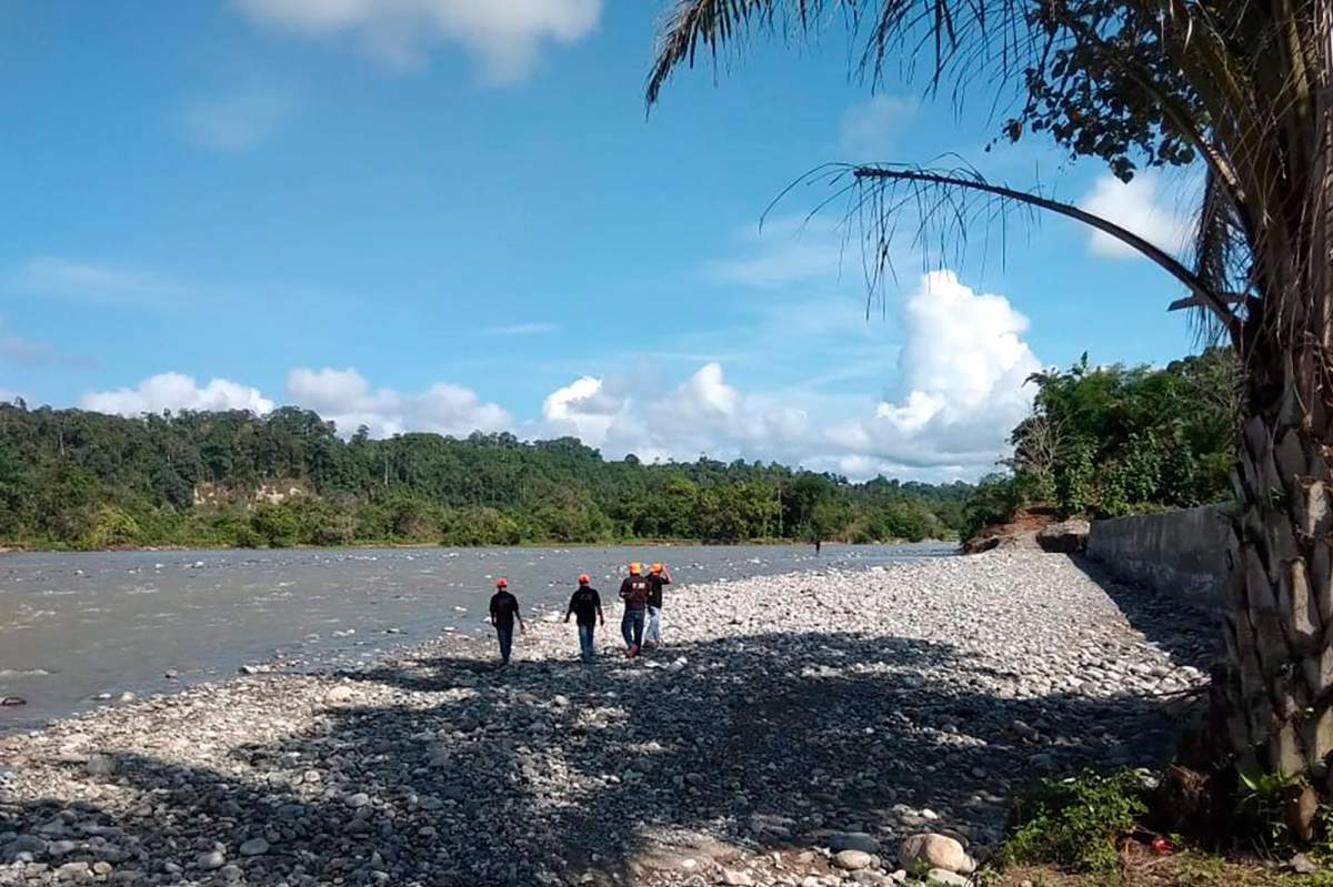 In this photo released by the Disaster Mitigation Agency of Bengkulu Province’s Kaur District, a rescue team searches for victims of a bridge break on a river in Kaur district of Bengkulu province, Indonesia, Monday, Jan, 20, 2020.
