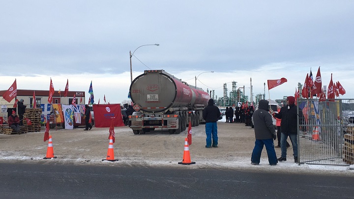 Unifor has taken down all of its blocks surrounding Regina's Co-op refinery as the two sides are at the bargaining table.