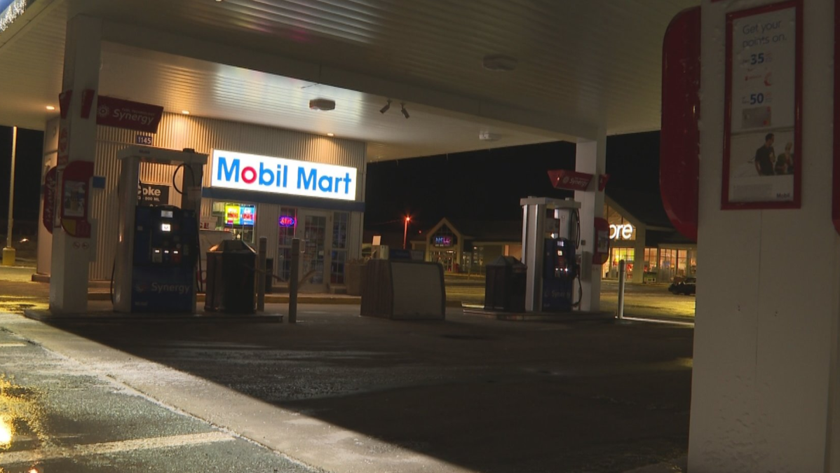 Halifax gas station held up by man claiming to have gun police