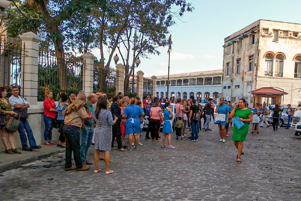 Workers leave the building of the Lonja del Comercio (Commerce Market) building after a quake in Havana on January 28, 2020. – A major 7.7 magnitude quake struck Tuesday in the Caribbean northwest of Jamaica, the US Geological Survey reported, raising the risk of tsunami waves in the region.