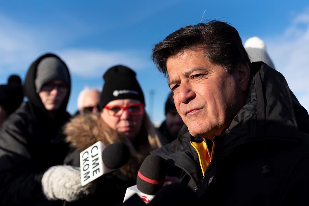Unifor National President Jerry Dias is calling on Preimer Scott Moe to address concerns of social distancing between replacement workers at the Co-op Refinery Complex.