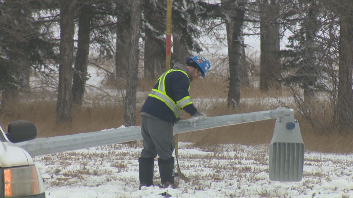 Lights being installed on Ring Road between Albert and Wascana Parkway - image