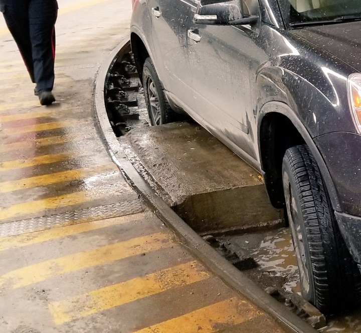 A photo of the car stuck in the tunnel.