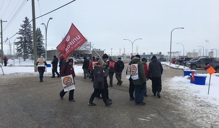 About 30 members of Unifor Local 594 travelled to Manitoba to set up a blockade at the Imperial Oil refinery’s fueling depot.