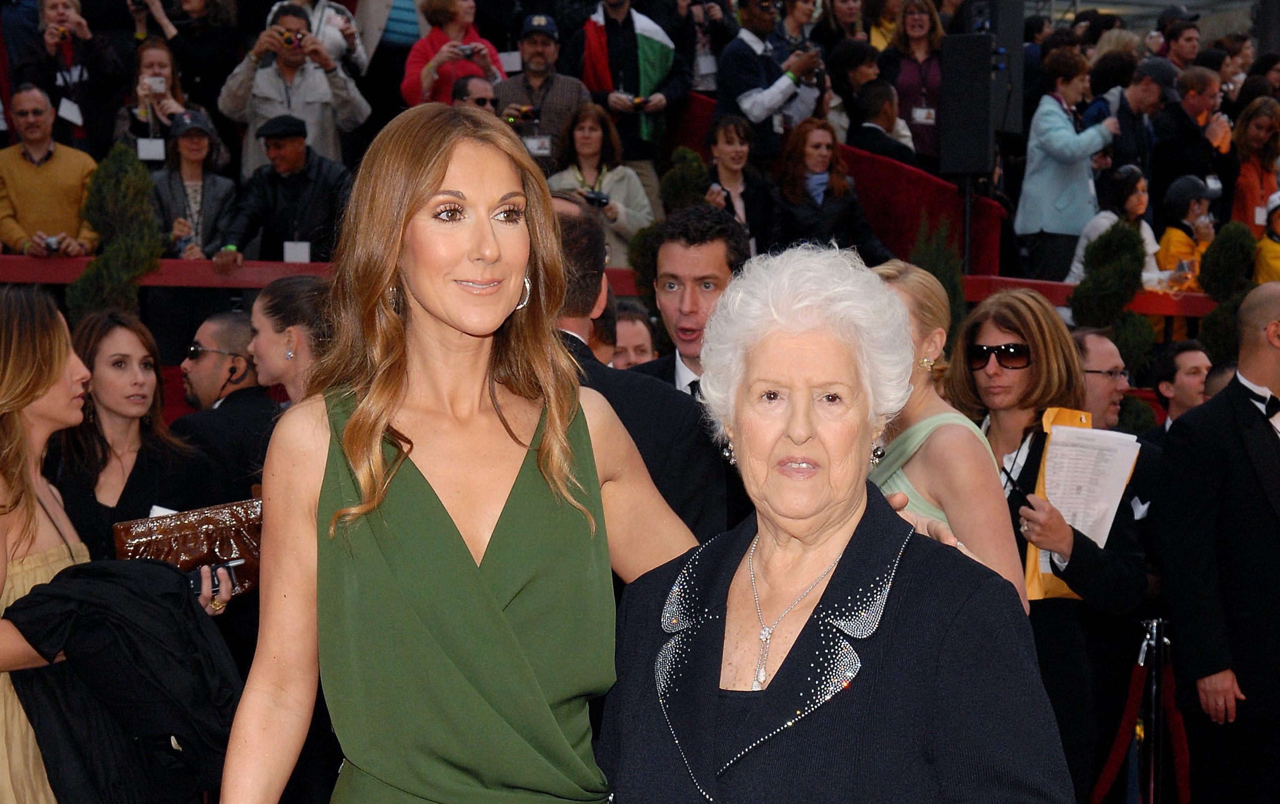 Селин дион с мамой и папой. Мама селин дион фото. Селин дион с родителями. Мама дион. Звезды которые родили после 40.