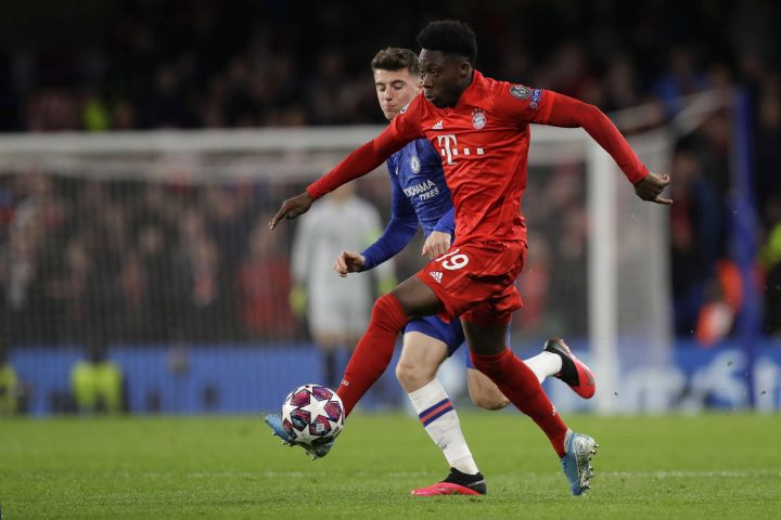 Bayern’s Alphonso Davies, foreground, runs with the ball past Chelsea’s Mason Mount during a first leg, round of 16, Champions League soccer match between Chelsea and Bayern Munich at Stamford Bridge stadium in London, England, Tuesday Feb. 25, 2020. (AP Photo/Kirsty Wigglesworth)