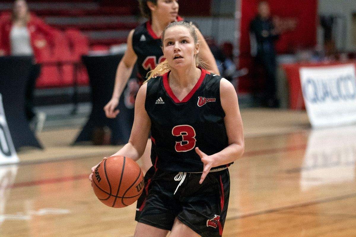Anna Kernaghan in action for the U of W Wesmen women's basketball team. 