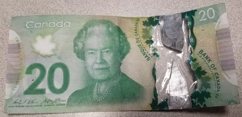 Валюта канадский доллар. Фальшивые Канадские доллары. Канадский долар порванный. Денежные банкноты Канады. Канадский доллар в тенге