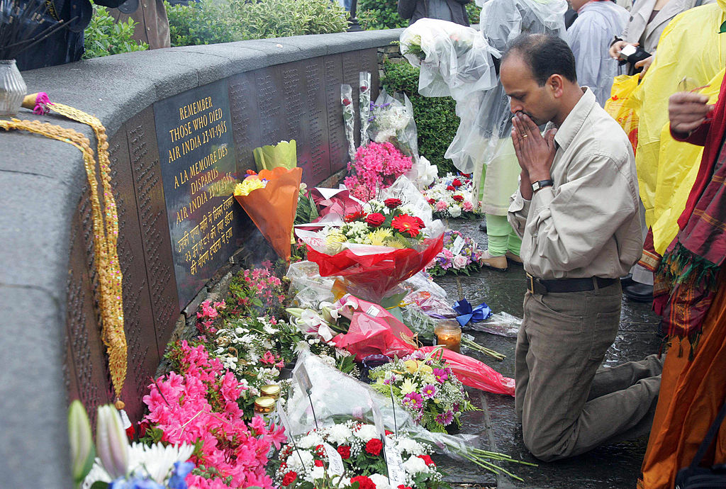 Relatives pray as others lays wreaths at the Memorial commemorating the 20th Anniversary of the Air India disaster 23 June 2005 in Ahakista, Cork, Ireland. 