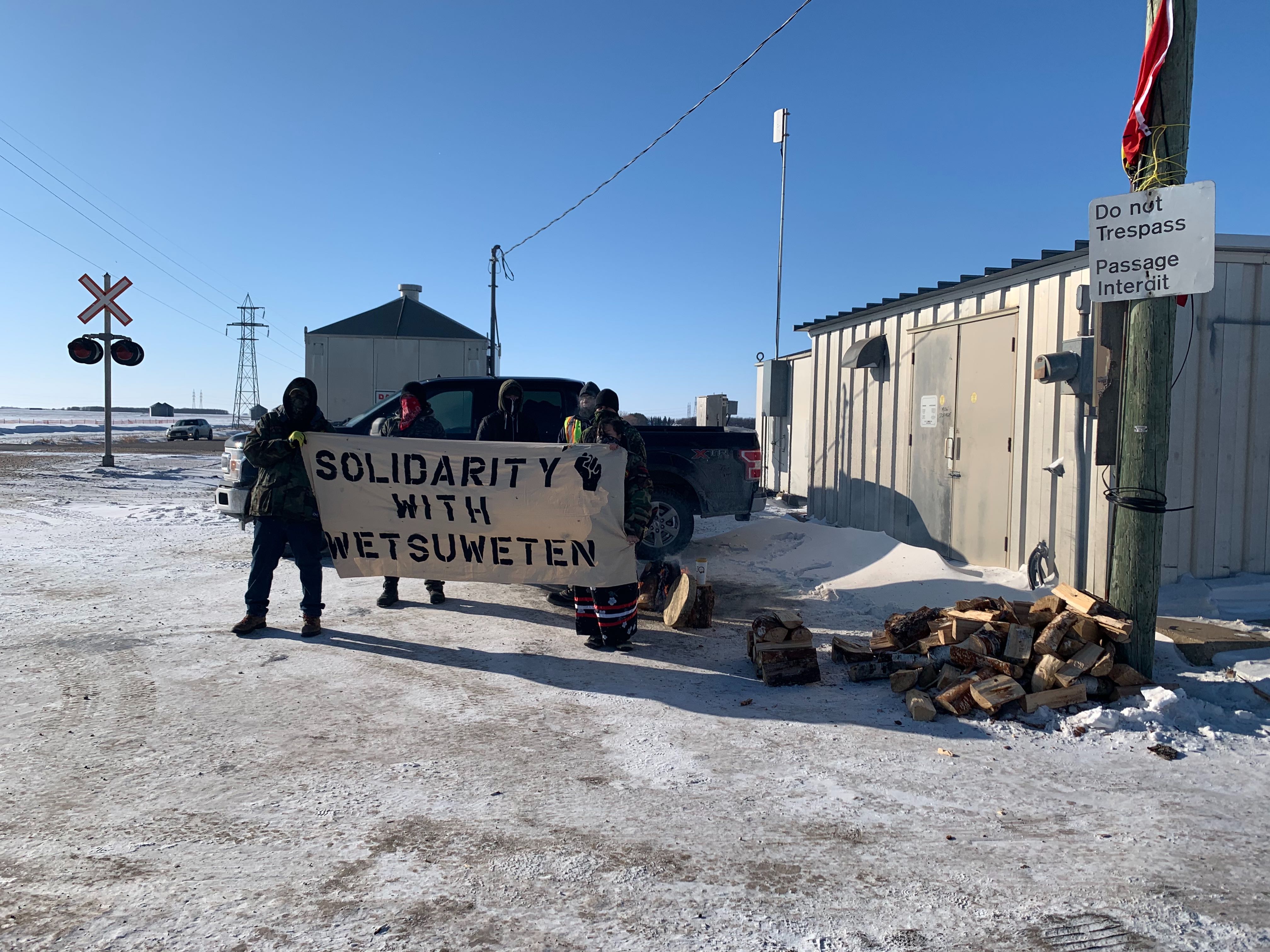 Protesters Block Rail Traffic In Support Of Wet’suwet’en First Nation ...