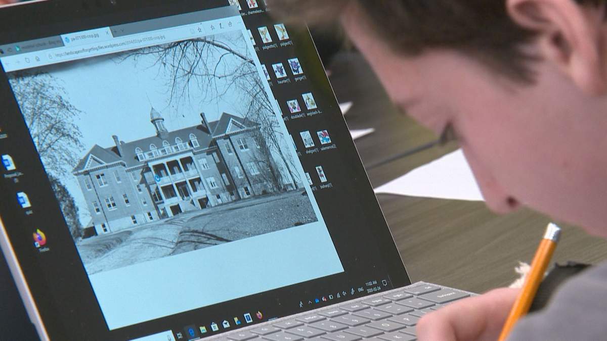 Students are designing their own $5 bill based on an Indigenous person they feel made an important contribution to Canada.
