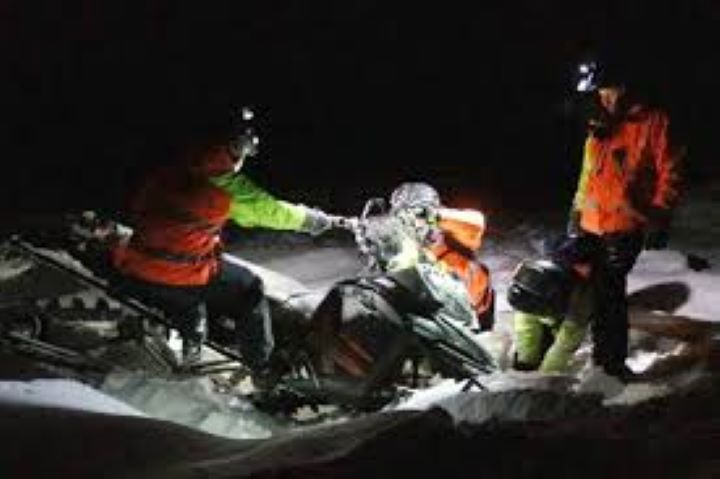 Search and rescue volunteers and a local snowmobile club were mobilized on Saturday to look for a distressed snowmobiler. 