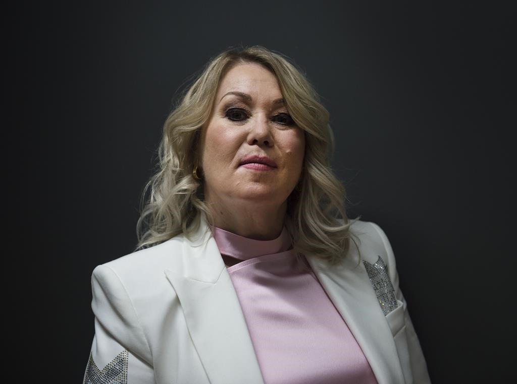 Canadian singer Jann Arden, who was to be honoured at the Juno Awards that were cancelled this past weekend, plans to perform a "mini concert" of four or five songs on her Facebook page Monday.