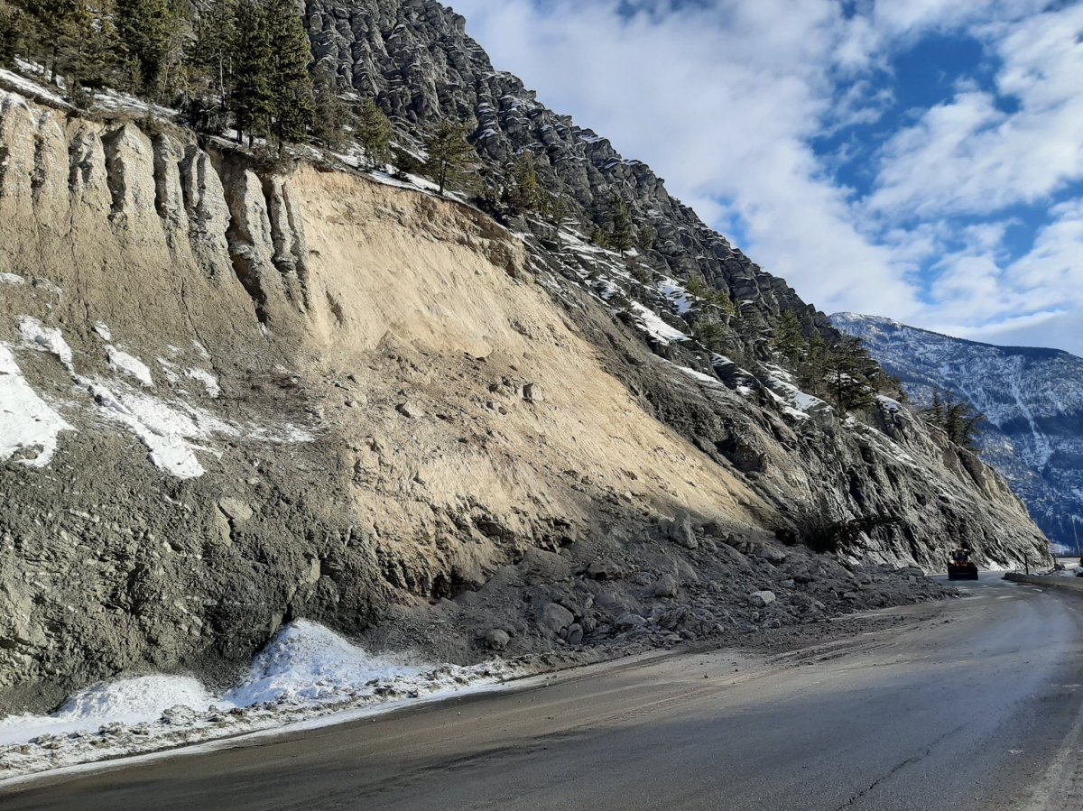 Rockslide closes TransCanada Highway near Golden, B.C. Globalnews.ca