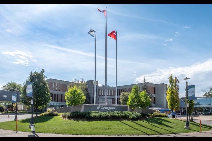 Тъй като колежите в Онтарио се справят с финансовите последствия