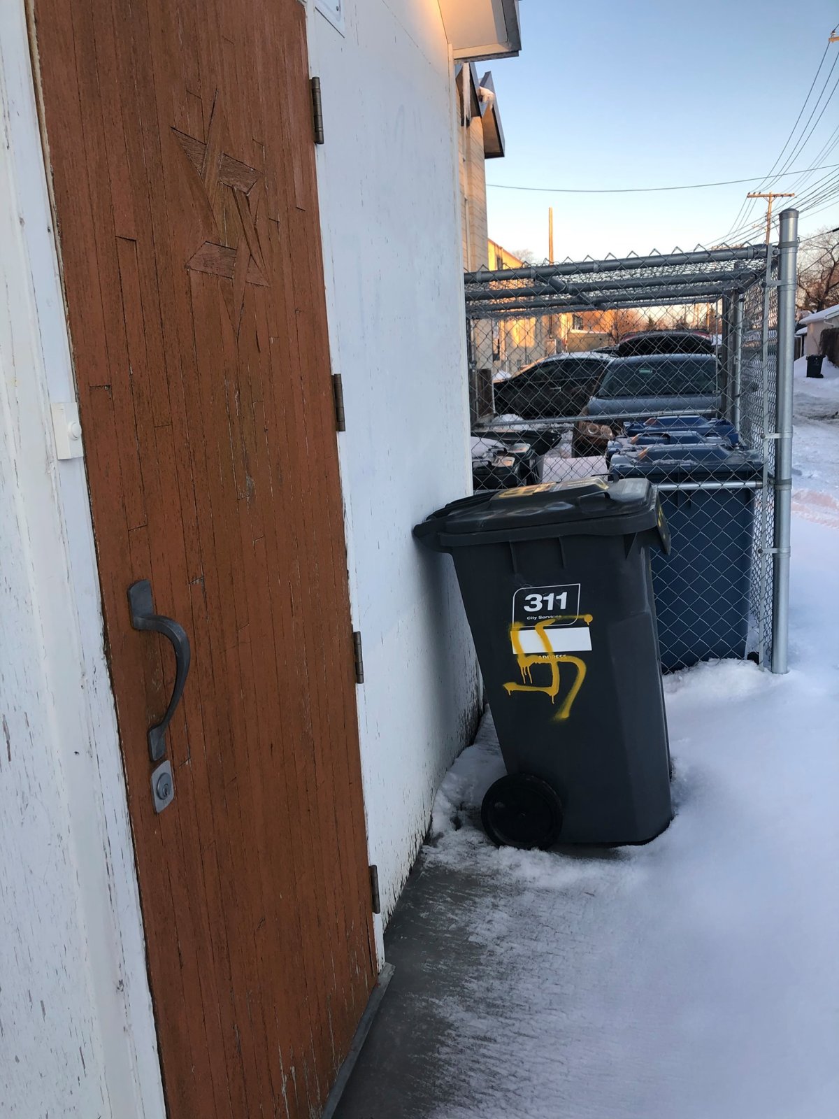 A yellow swastika was painted on the trash bin at the Chevra Mishnayes Synagogue. 
