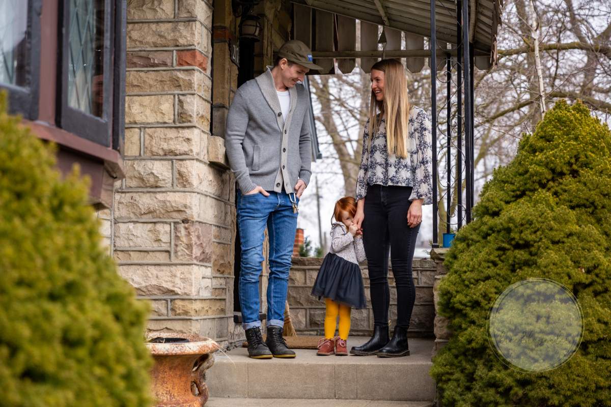 Coronavirus: London, Ont. photographer offering ‘porch portraits’ to those self-isolating - image