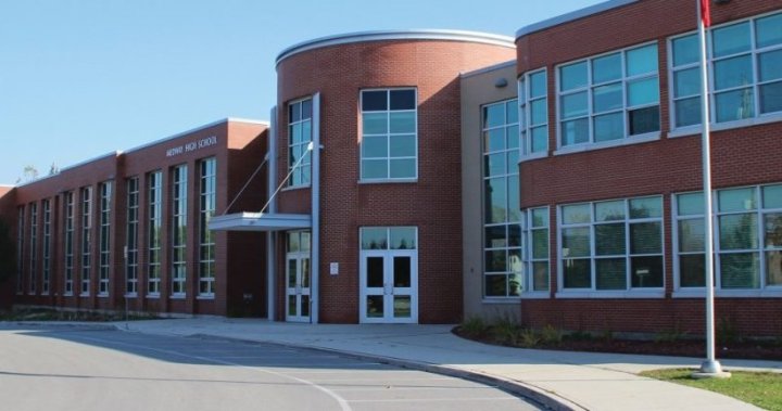 Ученик е изправен пред обвинения за оръжие при инцидент в гимназия Медуей северно от Лондон, Онтарио.