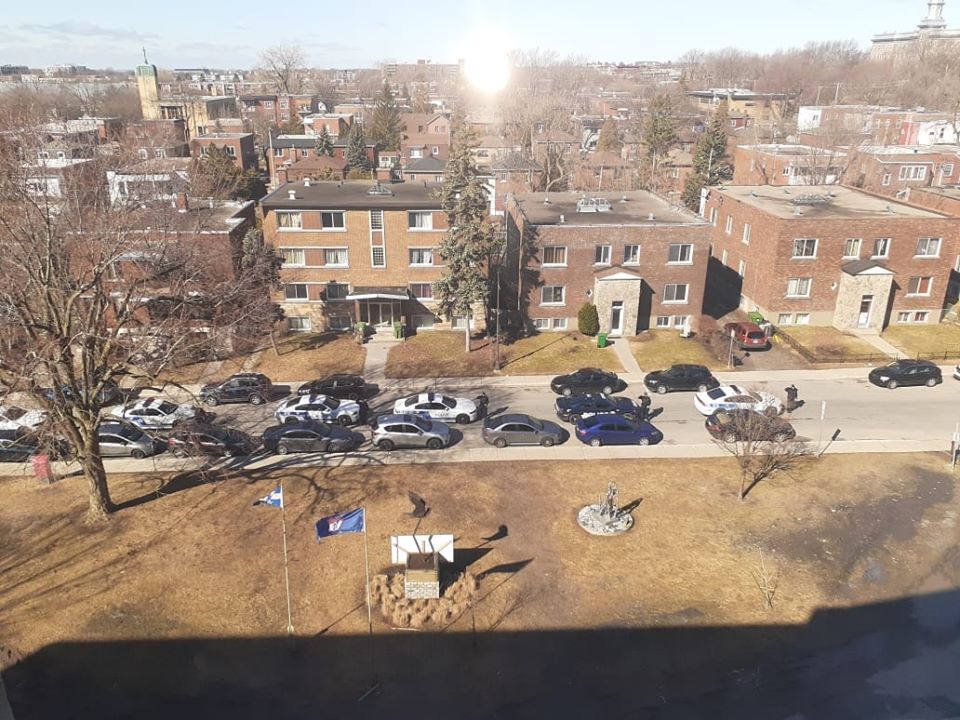 Montreal Police officers pay tribute to Lachine hospital workers. Friday March 27, 2020.