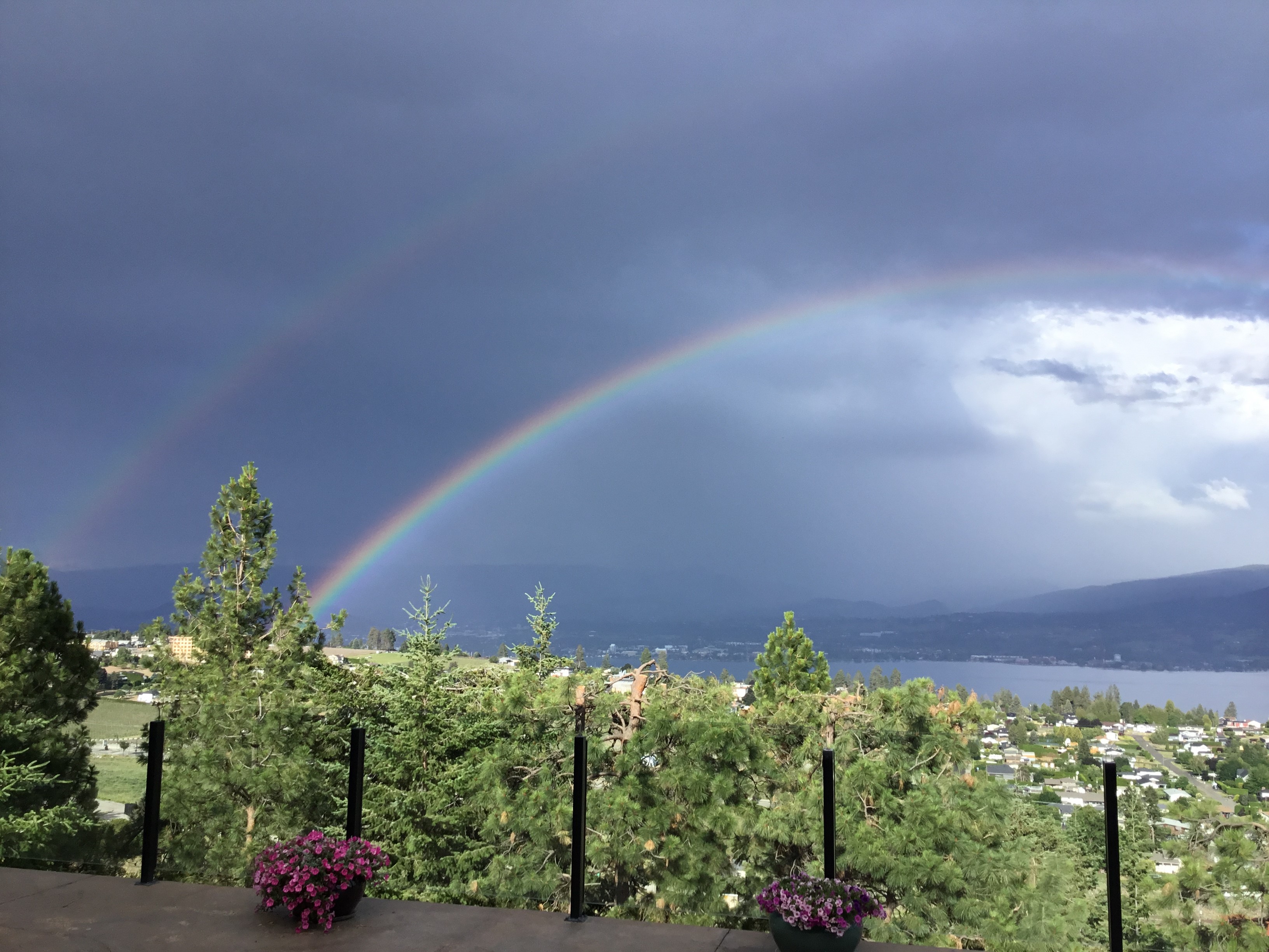 Натоварените с вода пейзажи на Оканаган приветстваха това което изглеждаше