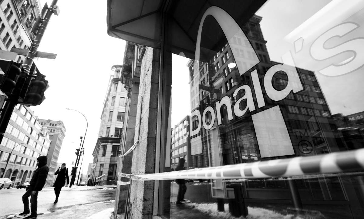 The entrance to a McDonald’s at St-Laurent Boulevard and Notre-Dame Street in Old Montreal restaurant is closed off with “caution” tape, Tuesday March 24, 2020. Phil Carpenter/Global News