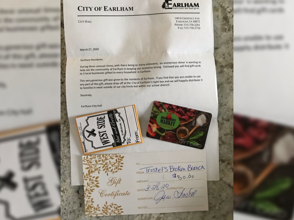 An anonymous man donated CA$115,000 worth of gift cards to every household in a small Iowa town.