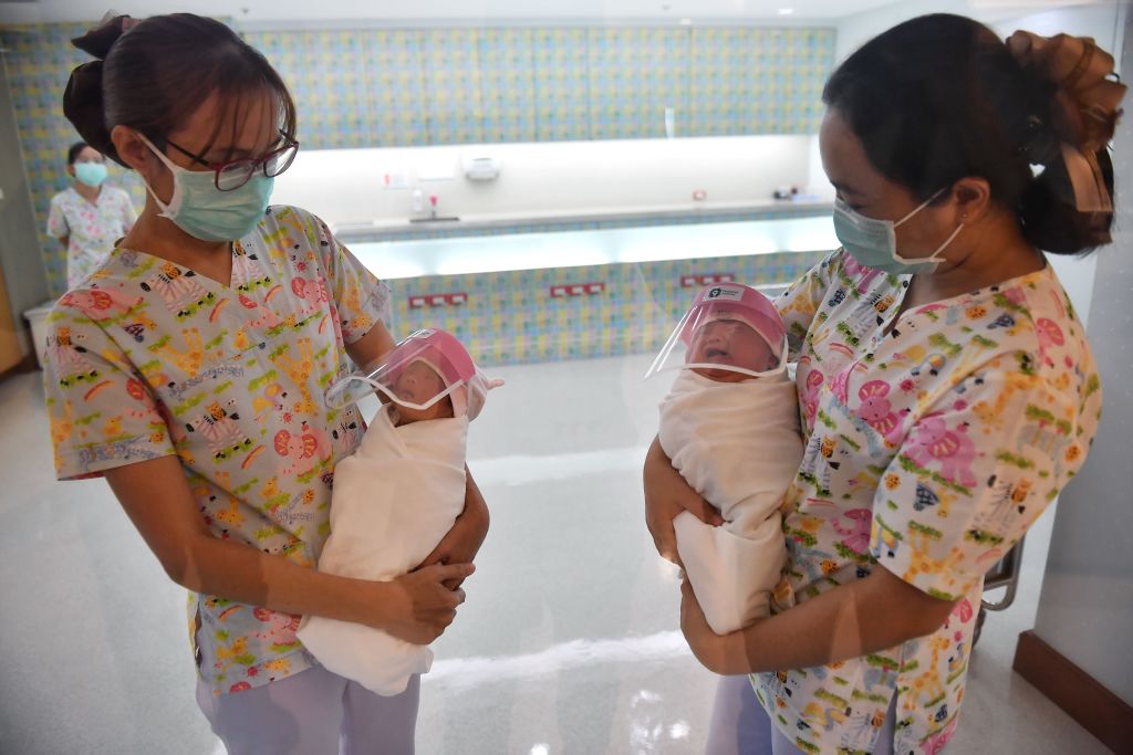 New born baby wearing a tiny face shield in Bangkok - Anadolu Ajansı