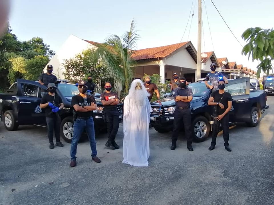 Muhammad Urabil Alias poses with local police in Terengganu, Malaysia on March 31, 2020.