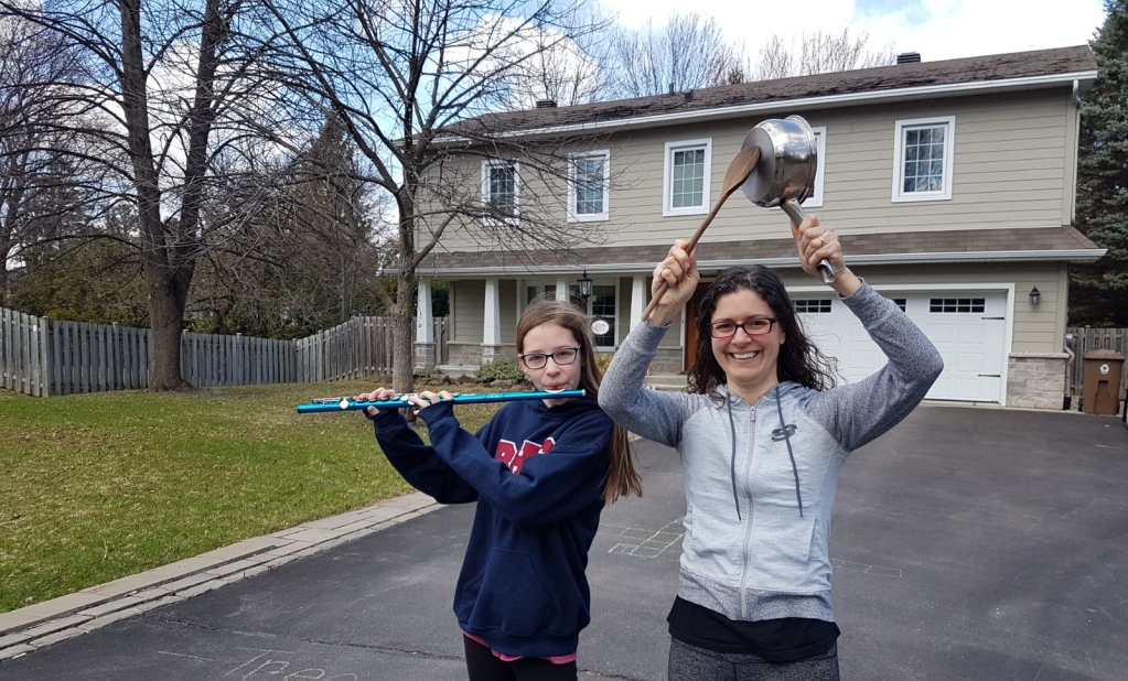 Cindy Giroux and her daughter cheer for front-line workers in Baie d’Urfe.