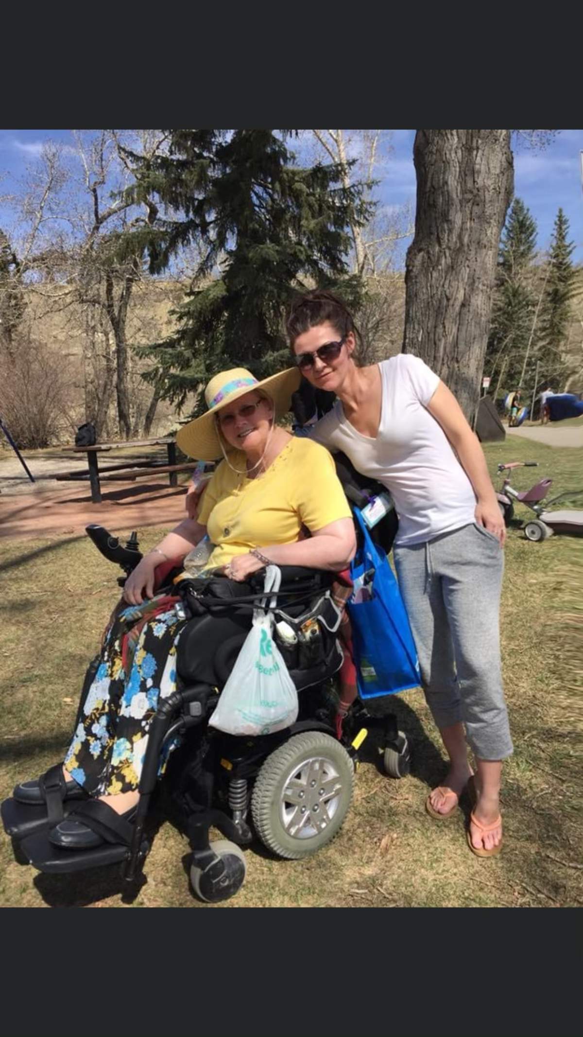 Valerie Stitchman and her mother, June Lawrence.