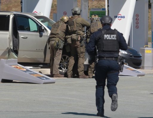 RCMP officers at an Irving Big Stop service station in Enfield, N.S. on April 19, 2020. THE CANADIAN PRESS/Tim Krochak