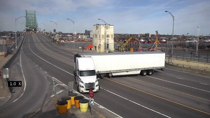 A truck heading from the south shore towards Montreal changed his mind halfway across the bridge. Wednesday, April 8, 2020.