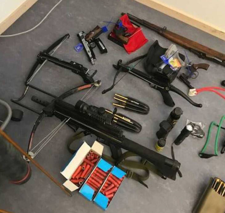 Several weapons were confiscated from a vehicle entering Sweden on March 25, 2020.
