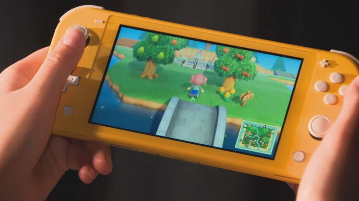 A player holding a Nintendo Switch Lite