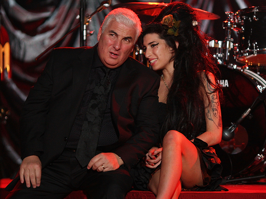  Amy Winehouse sitzt mit ihrem Vater Mitch zusammen, als sie in den Riverside Studios auf die Nachricht von ihrem Grammy Award für die 50. 10, 2008, in London, England.