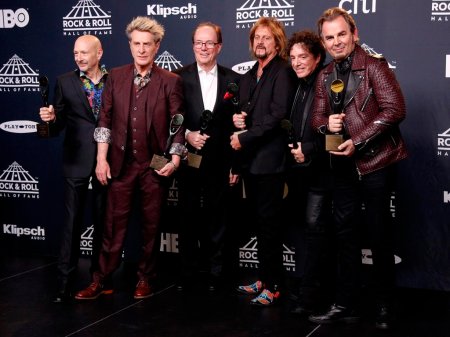 Dieses Dateifoto vom 7. April 2017 zeigt die Mitglieder von Journey, Steve Smith, von links, Ross Valory, Aynsley Dunbar, Gregg Rolie, Neal Schon und Jonathan Cain bei der 2017 Rock and Roll Hall of Fame-Induktionszeremonie in New York City.