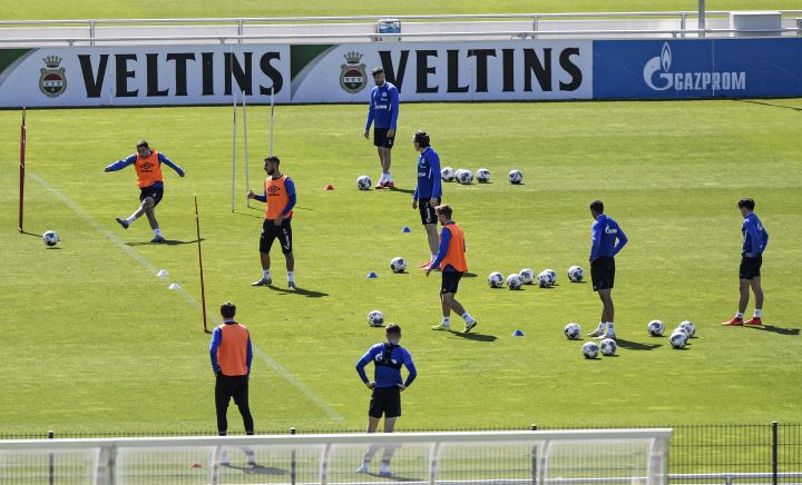 Players of Bundesliga soccer club Schalke 04 exercise in Gelsenkirchen, Germany, Thursday, May 14, 2020. Bundesliga will now restart on May 16, 2020 when Borussia Dortmund will play the derby against FC Schalke 04 at home without spectators due to the coronavirus outbreak.
